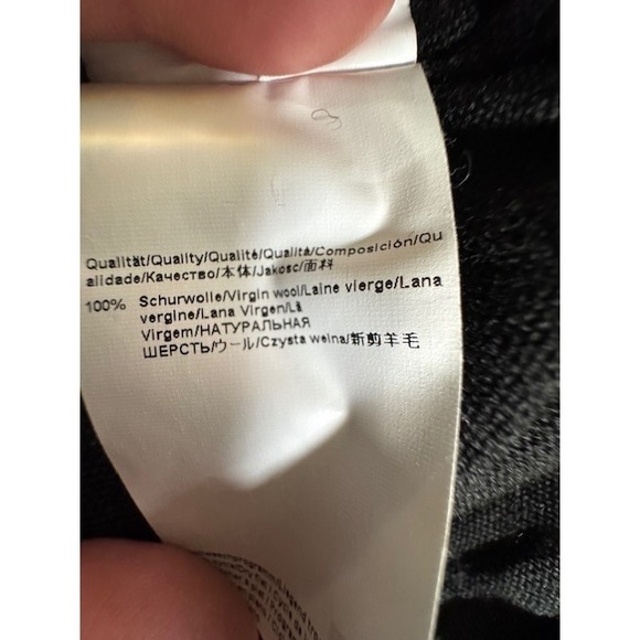 Hugo Boss Slim Fit Extra Fine Merino Wool Black V-Neck Sweater - XL - Picture 9 of 10